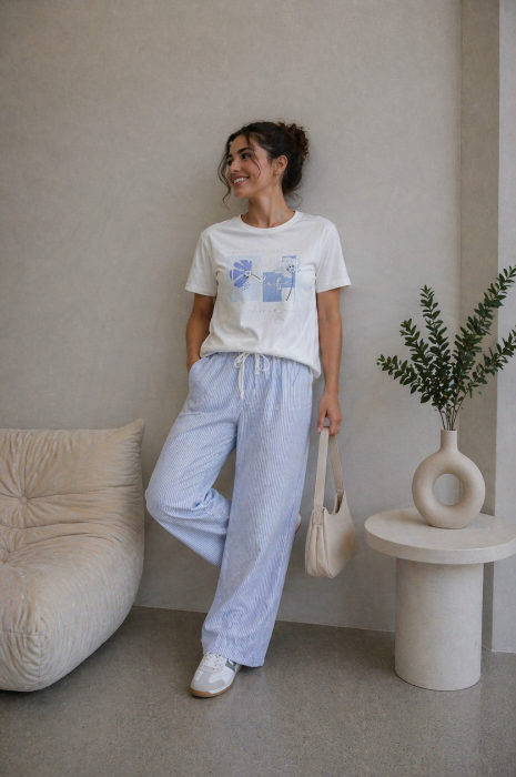 Tricou dama alb cu imprimeu floral albastru [2]