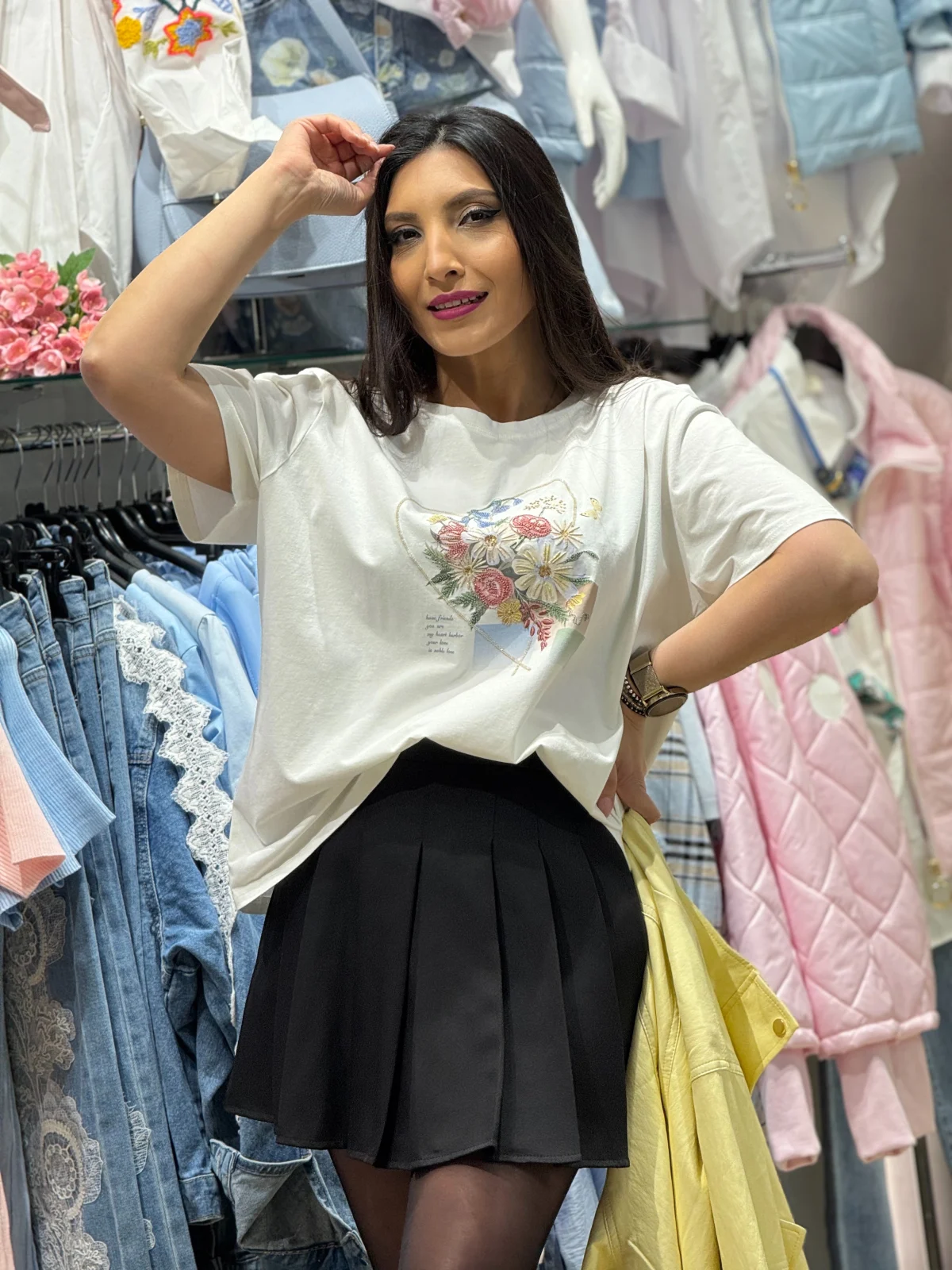 Tricou dama alb cu imprimeu floral multicolor in forma de inima [2]