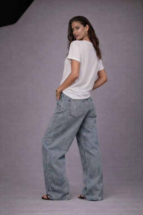 Tricou dama alb cu imprimeu flori minimaliste in chenar bej [4]