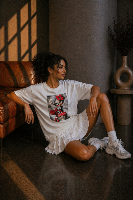 Tricou dama alb din bumbac cu imprimeu fetita cu bentita rosie [4]