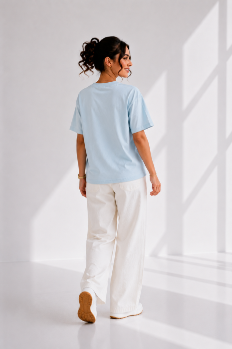 Tricou dama albastru deschis cu imprimeu fata imbracata cu alb si inghetata in mana [4]