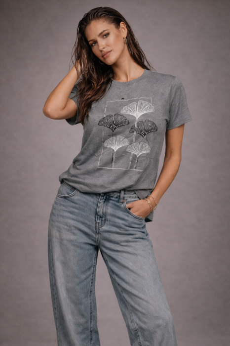 Tricou dama gri cu imprimeu flori minimaliste in chenar argintiu [2]