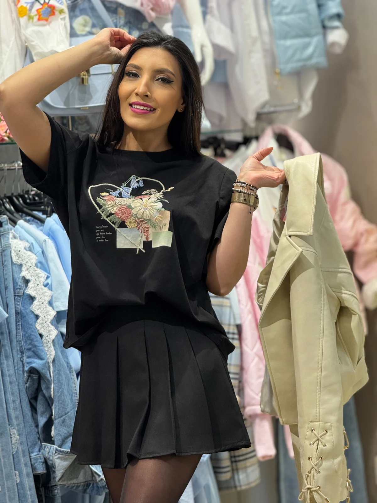 Tricou dama negru cu imprimeu floral multicolor in forma de inima [3]