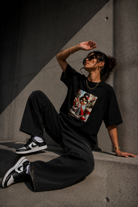 Tricou dama negru din bumbac cu imprimeu fetita cu rochie cu tesaturi mixte [4]