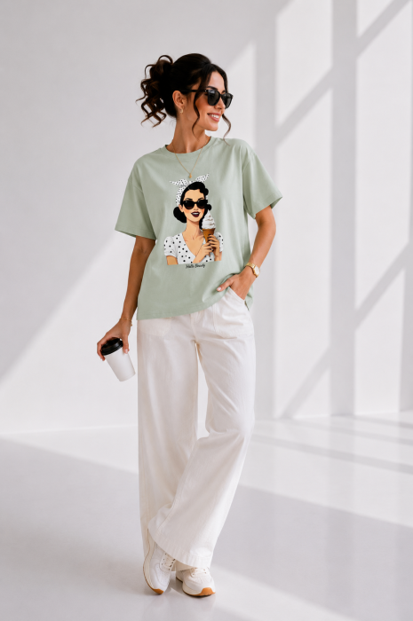 Tricou dama verde deschis cu imprimeu fata imbracata cu alb si inghetata in mana [2]