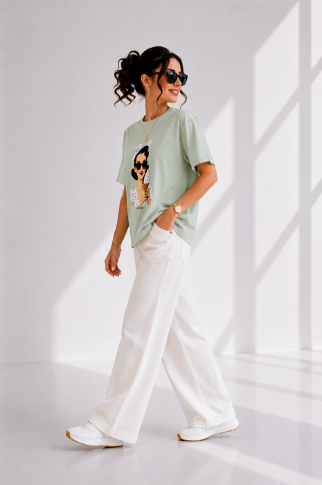 Tricou dama verde deschis cu imprimeu fata imbracata cu alb si inghetata in mana [3]