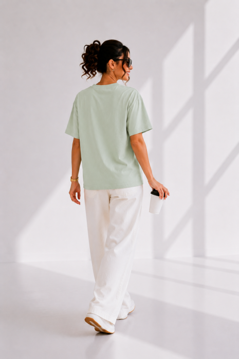 Tricou dama verde deschis cu imprimeu fata imbracata cu alb si inghetata in mana [4]