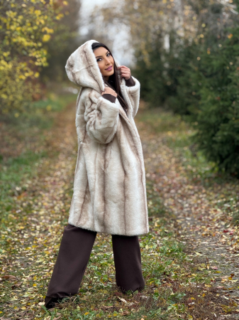 Blanita dama bej lunga cu gluga [3]