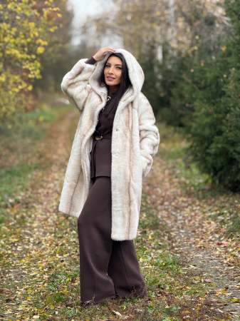 Blanita dama bej lunga cu gluga [4]