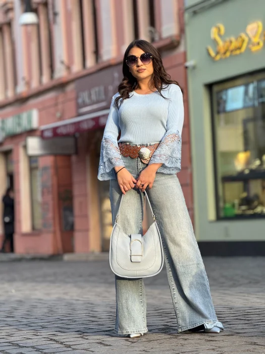 Pantaloni si blugi - Blugi dama albastri evazati cu curea cu detalii metalice