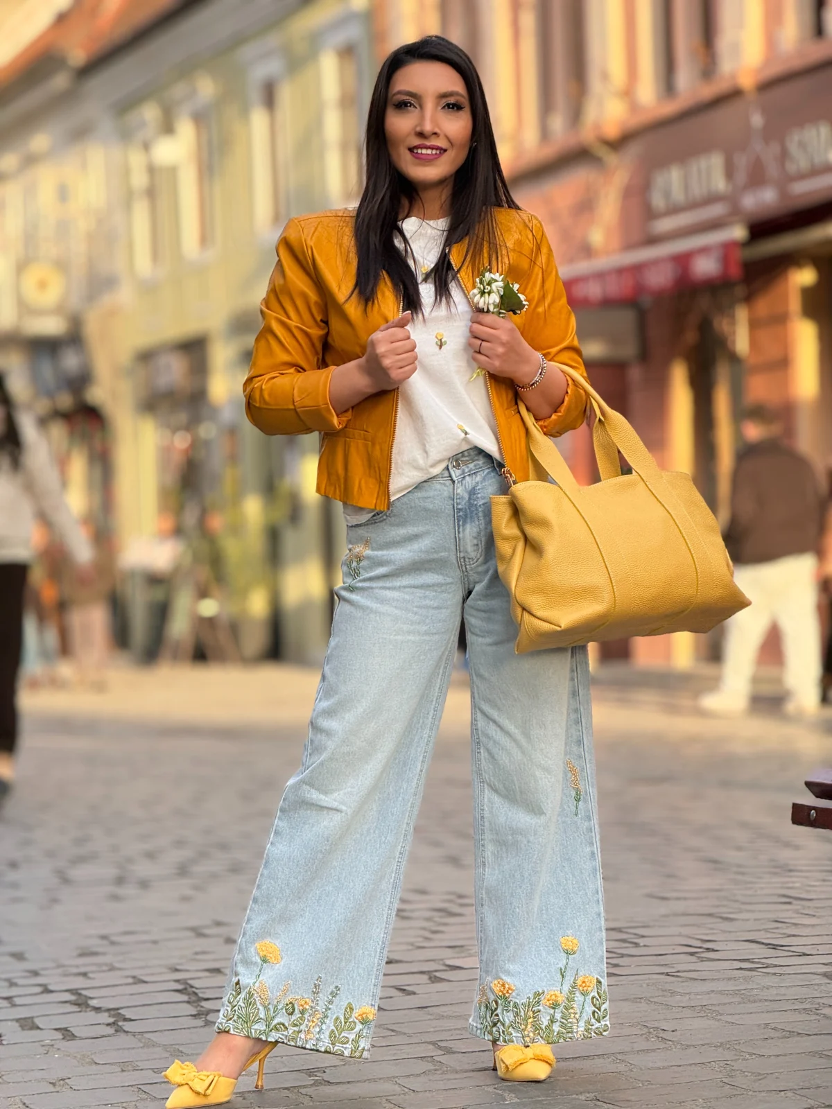 Pantaloni si blugi - Blugi dama evazati cu broderie cu pietricele cu galben