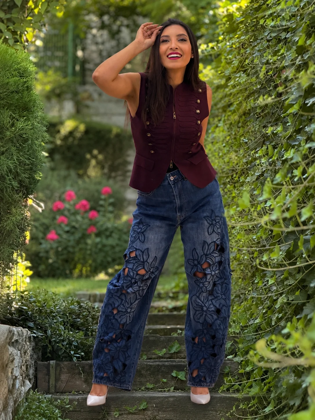 Noutati - Blugi dama evazati cu broderie florala si decupaje