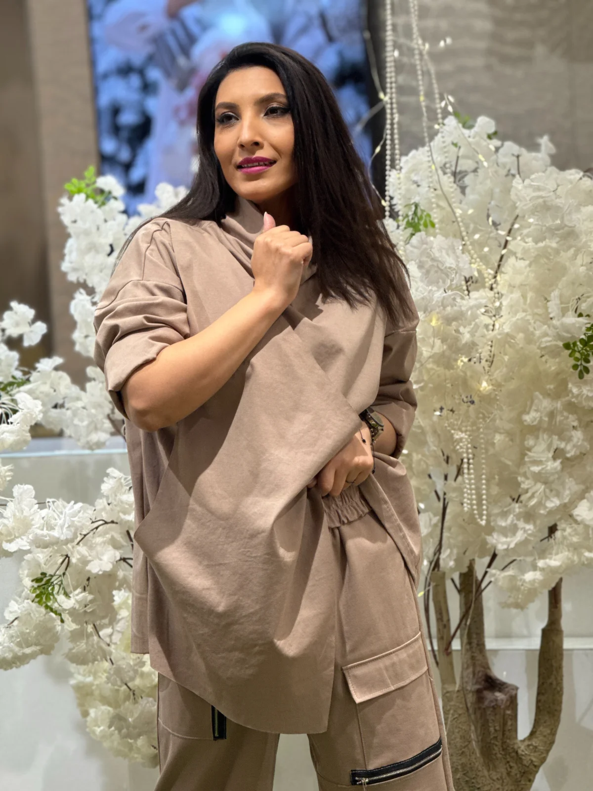 Colectia NOUA - Bluza dama bej cu design petrecut si guler lejer