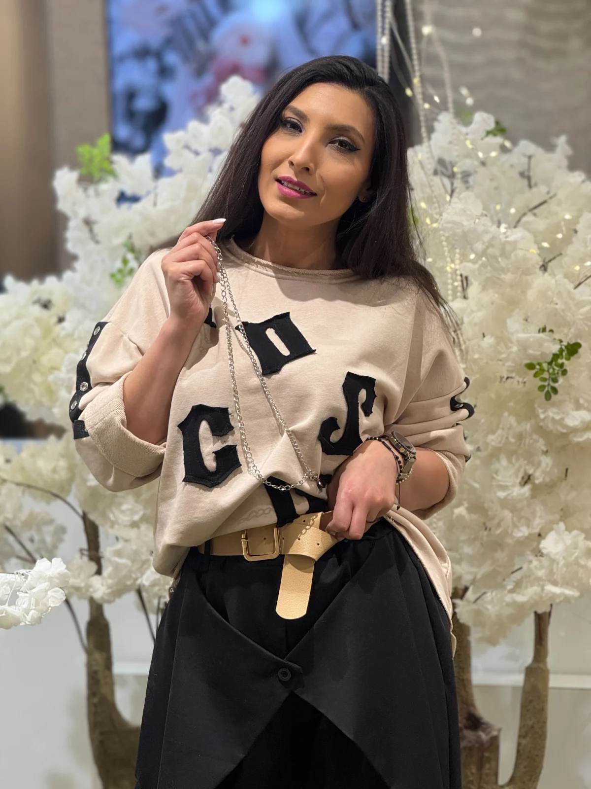 Colectia NOUA - Bluza dama bej cu imprimeu text si detalii metalice