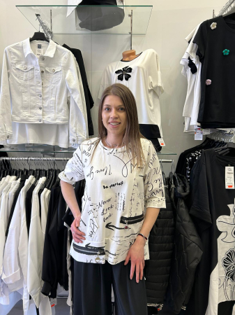 Noutati - Bluza dama alba cu imprimeu grafic si fermoare orizontale