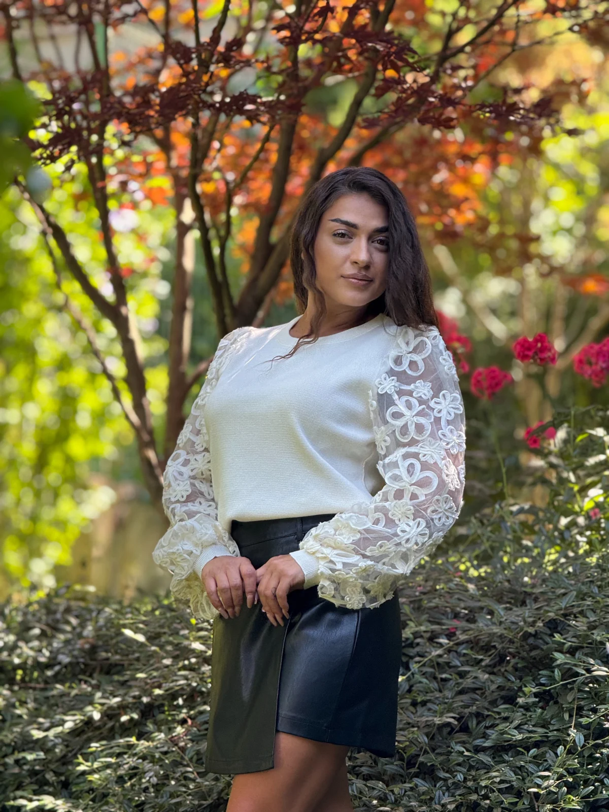 Noutati - Bluza dama alba cu maneci din voal brodate