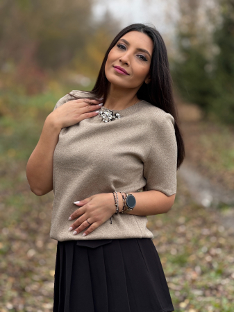 Bluza dama bej cu aplicatie cu pietricele la gat [2]