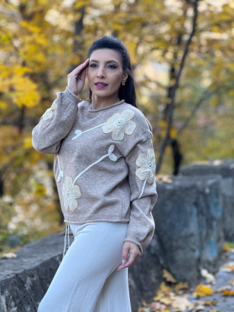 Bluza dama bej cu aplicatii flori crosetate [2]