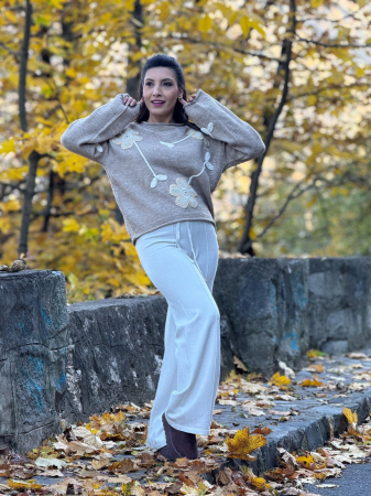 Bluza dama bej cu aplicatii flori crosetate [4]