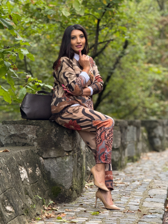 Bluza dama bej cu imprimeu Frida Kahlo [6]