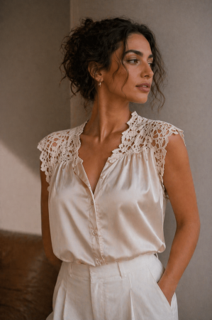 Tricouri si topuri - Bluza dama bej din satin cu broderie florala
