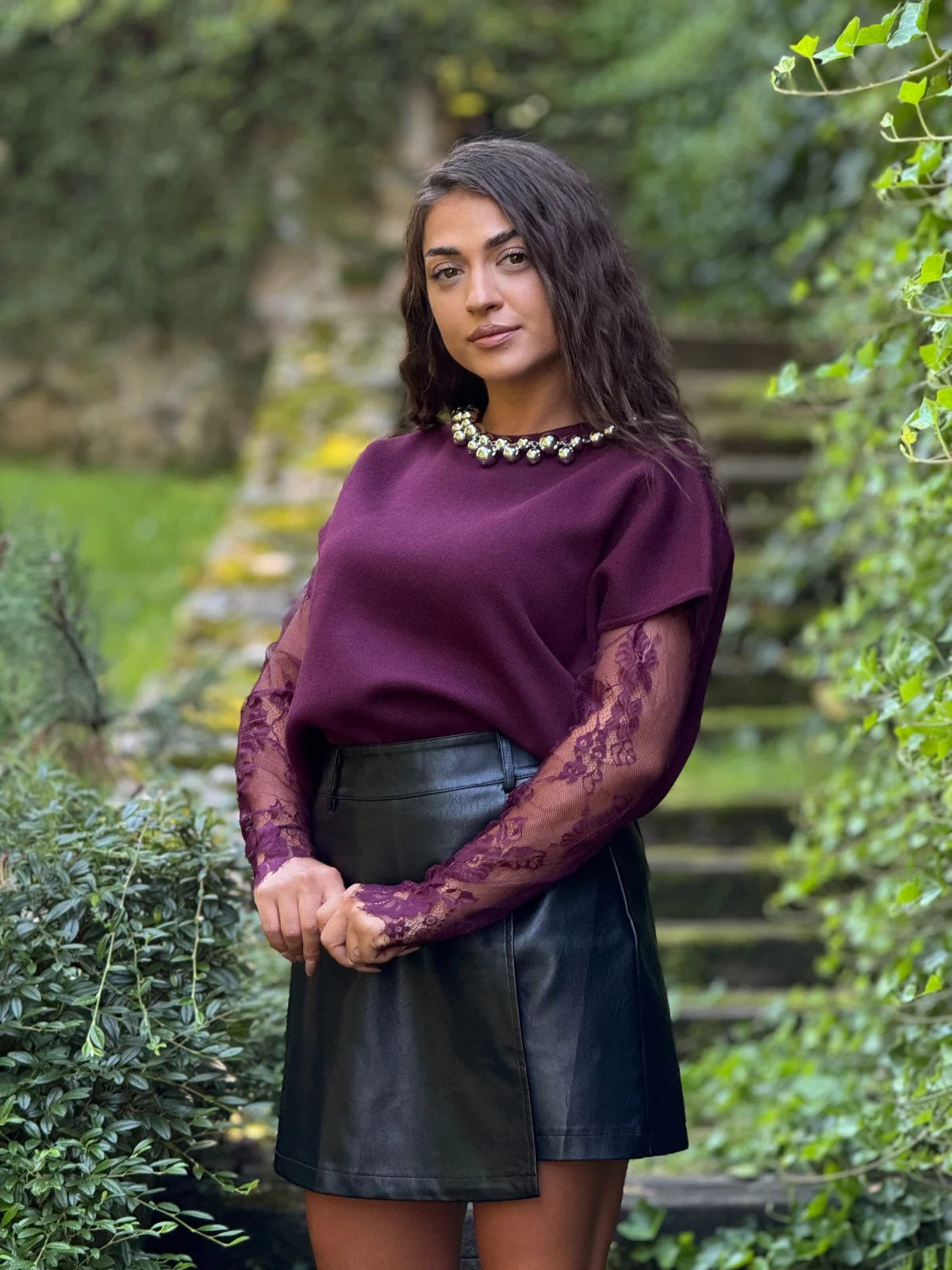 Bluze - Bluza dama bordo cu margele la gat