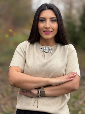 Bluza dama crem cu aplicatie cu pietricele la gat [4]