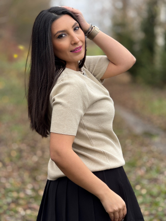 Bluza dama crem cu aplicatie cu pietricele la gat [2]