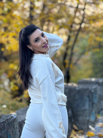 Bluza dama crem cu aplicatii flori crosetate [1]