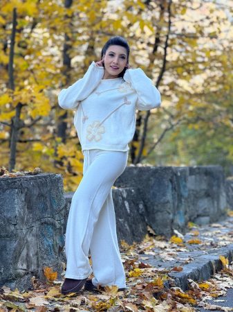 Bluza dama crem cu aplicatii flori crosetate [2]