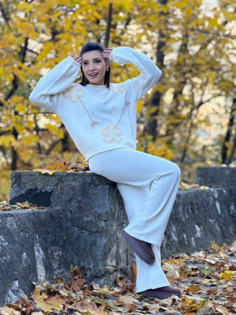 Bluza dama crem cu aplicatii flori crosetate [4]