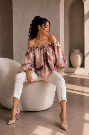 Imbracaminte dama - Haine cu suflet - Bluza dama crem cu imprimeu floral maro si maneci bufante