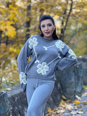 Bluza dama gri cu aplicatii flori crosetate [2]