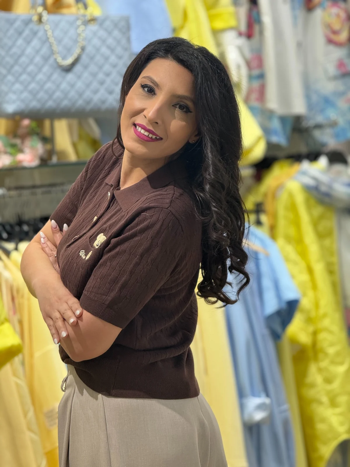 Tricouri si topuri - Bluza dama maro cu guler si ursulet