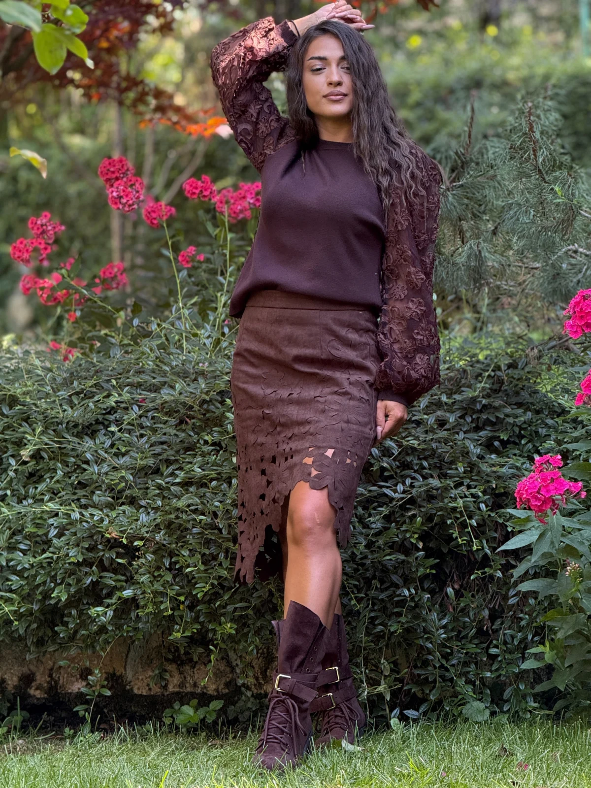 Noutati - Bluza dama maro cu maneci din voal brodate