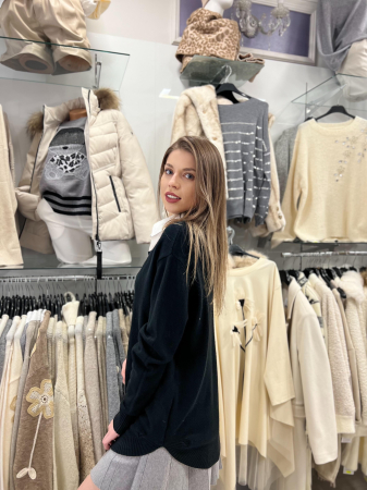 Bluza dama neagra cu aplicatie de guler [2]