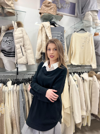 Bluza dama neagra cu aplicatie de guler [1]