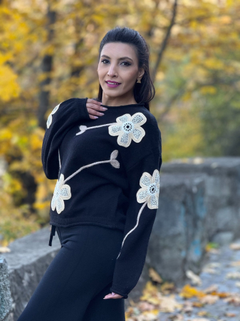 Bluza dama neagra cu aplicatii flori crosetate [2]