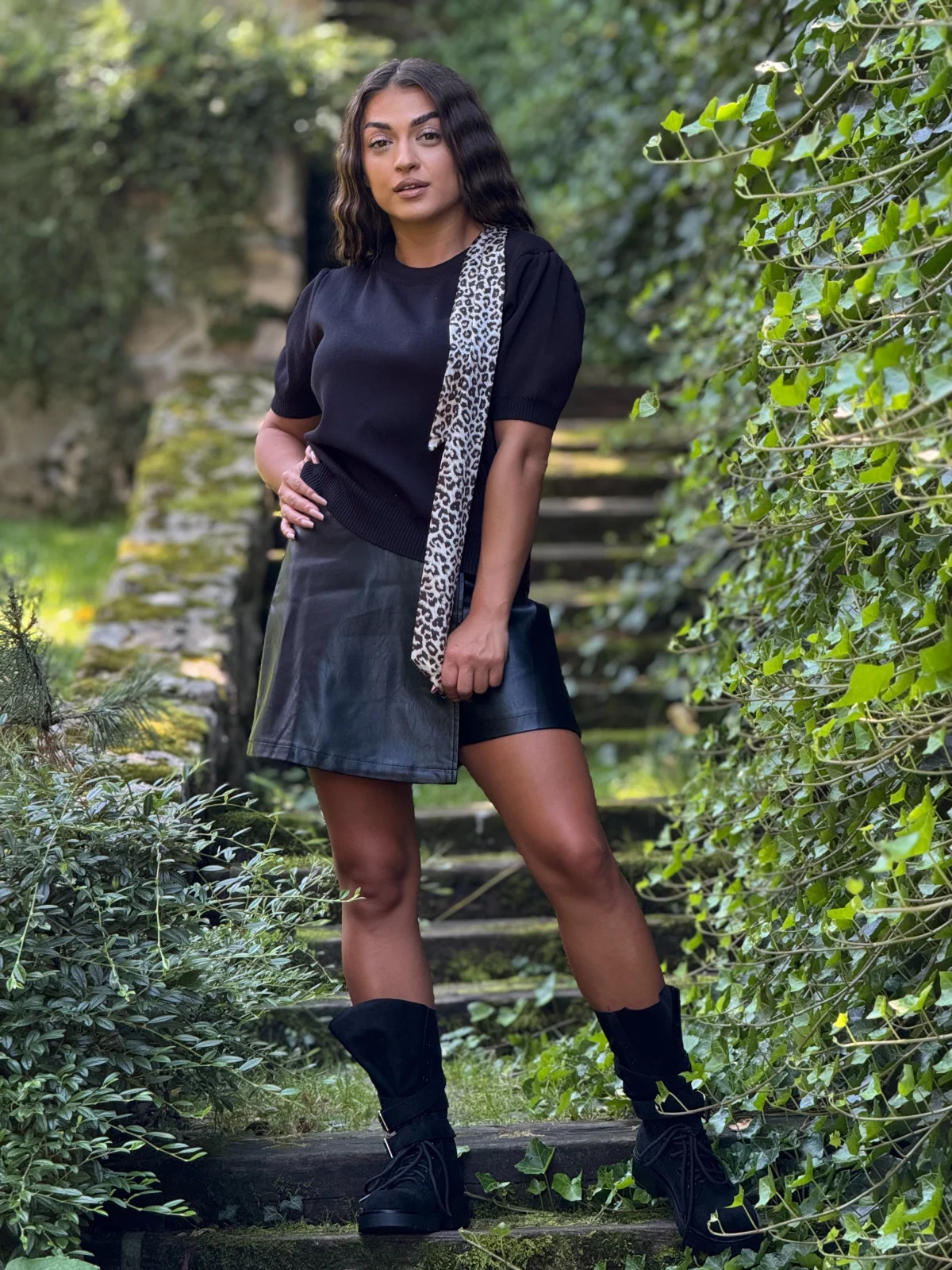 Bluze - Bluza dama neagra cu maneci scurte si esarfa animal print