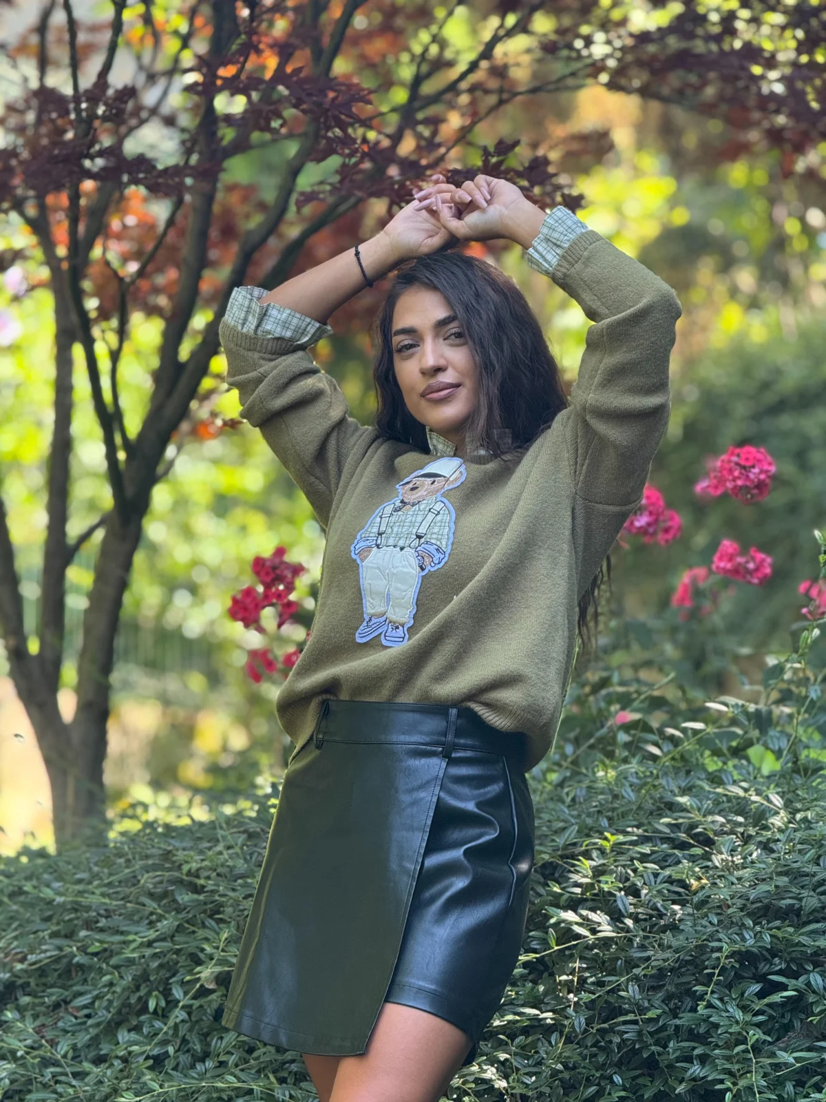 Noutati - Bluza dama verde kaki cu ursulet si manseta cu patratele