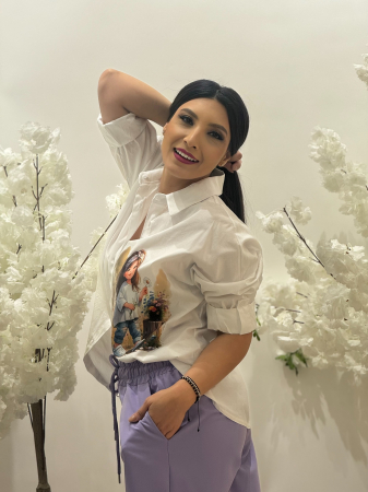 Camasa alba din bumbac cu imprimeu fetita intre flori multicolore [2]