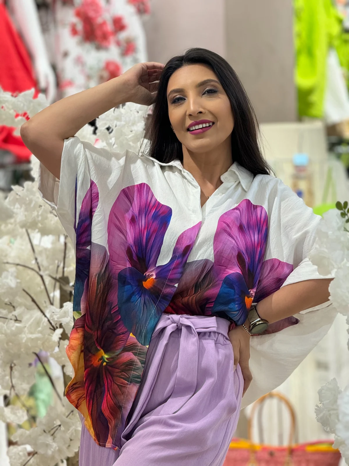 Promotii actuale - Camasa alba din vascoza cu imprimeu flori mari multicolore
