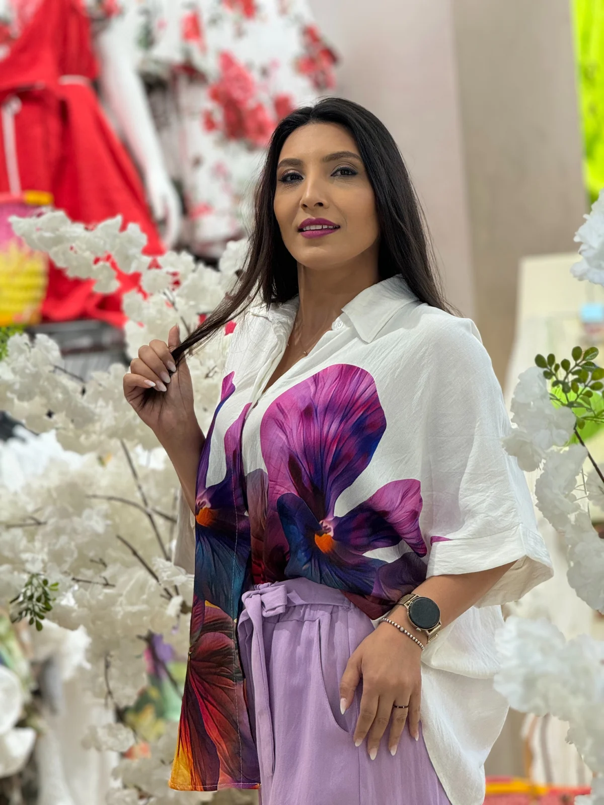 Camasi - Camasa alba din vascoza cu imprimeu flori mari multicolore