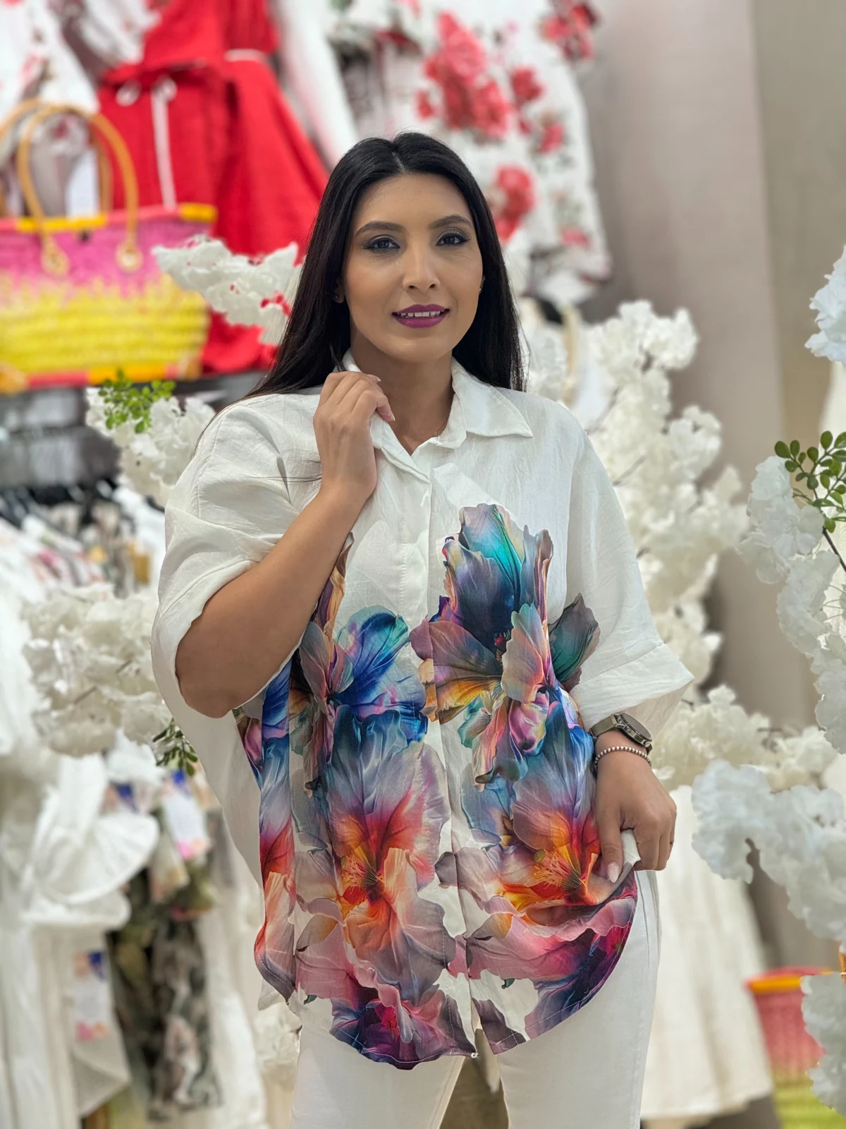 Promotii actuale - Camasa alba din vascoza cu imprimeu flori multicolore