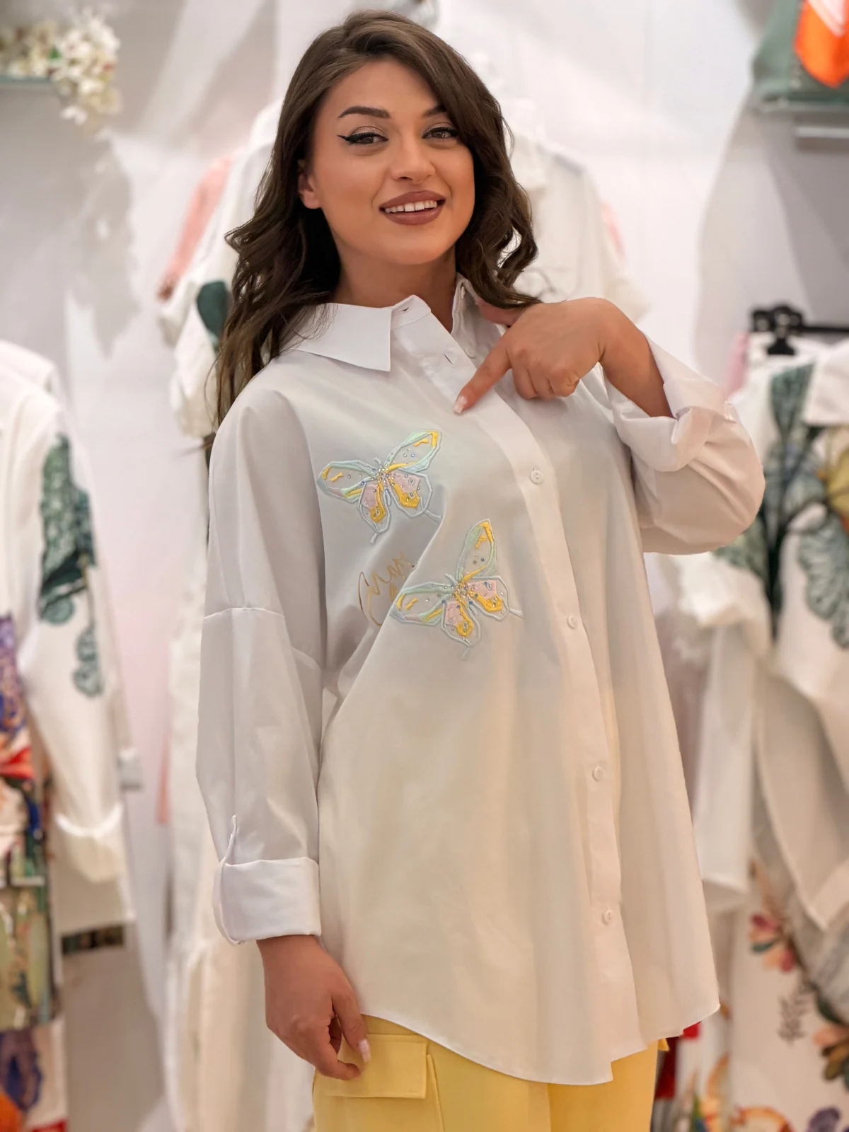 Colectia NOUA - Camasa dama alba cu broderie fluturi galbeni