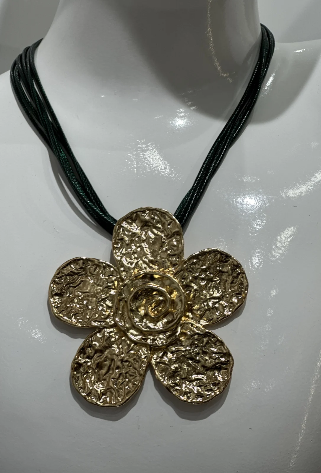 Accesorii dama - Colier cu floare aurie