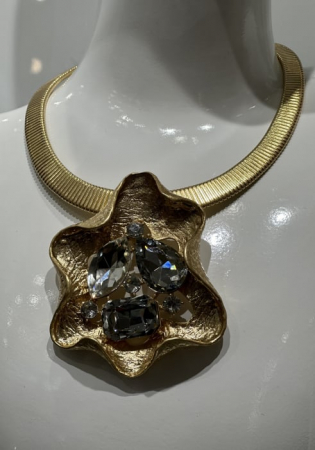 Accesorii dama - Colier cu floare si pietre aplicate