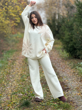Colectia de TOAMNA - Compleu dama crem tricotat cu aplicatii flori crosetate pe bluza
