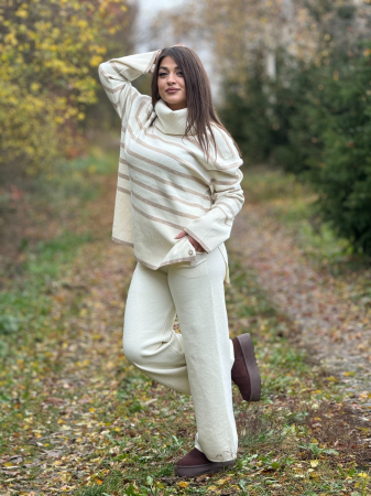 Compleu dama crem tricotat cu gat inalt si dungi orizontale pe bluza [1]