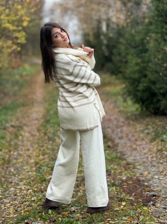 Compleu dama crem tricotat cu gat inalt si dungi orizontale pe bluza [3]